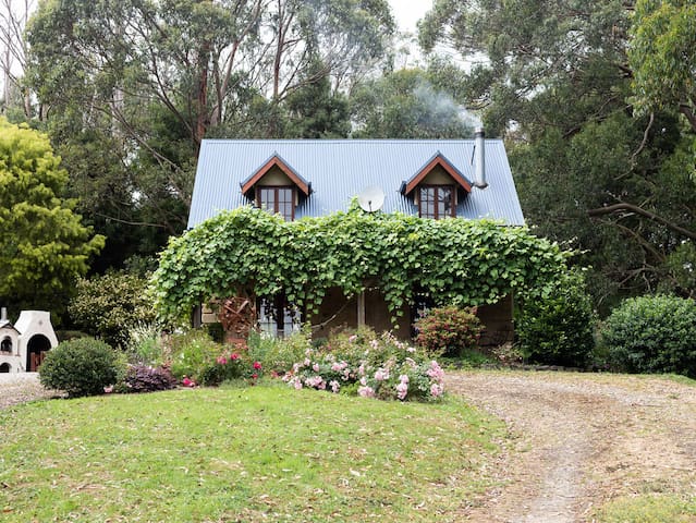 Hideaway Cottage – Secluded Retreat – Pet Friendly