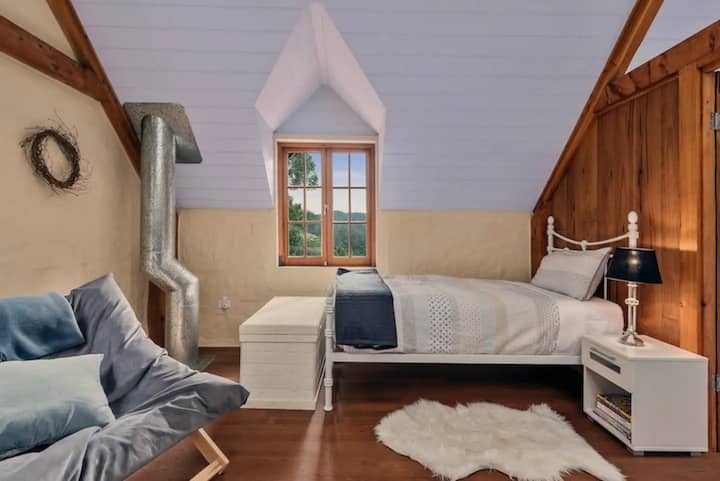 Lits simples à l'étage.