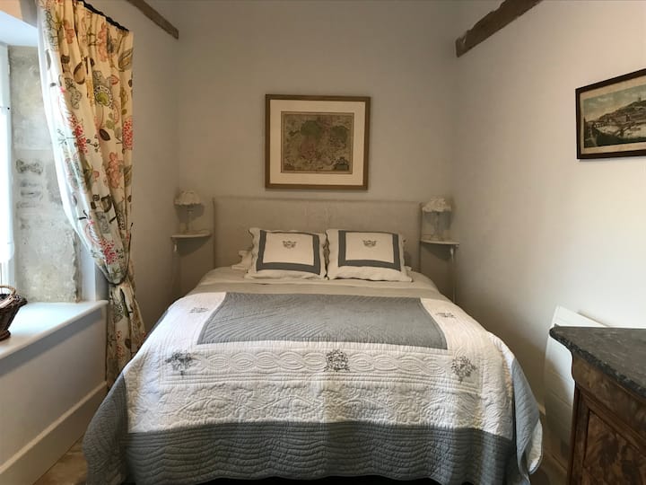 בחדר השינה בקומת הקרקע יש מיטת קווין סייז