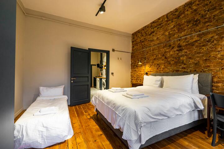 Galata Duplex House With Terrace For Large Groups gallery image 4