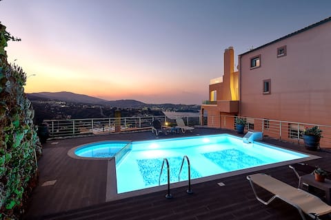 Sunny Dreams Villa with Pool, near Heraklion