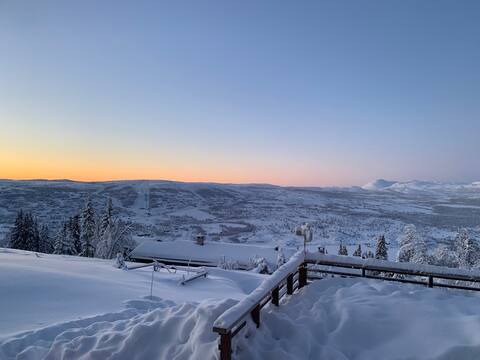 Cozy cabin w/ panoramic views and good sun conditions
