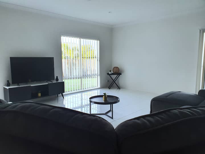 Spacious 6br Home | Sleeps 14 | Families & Groups - Hervey Bay