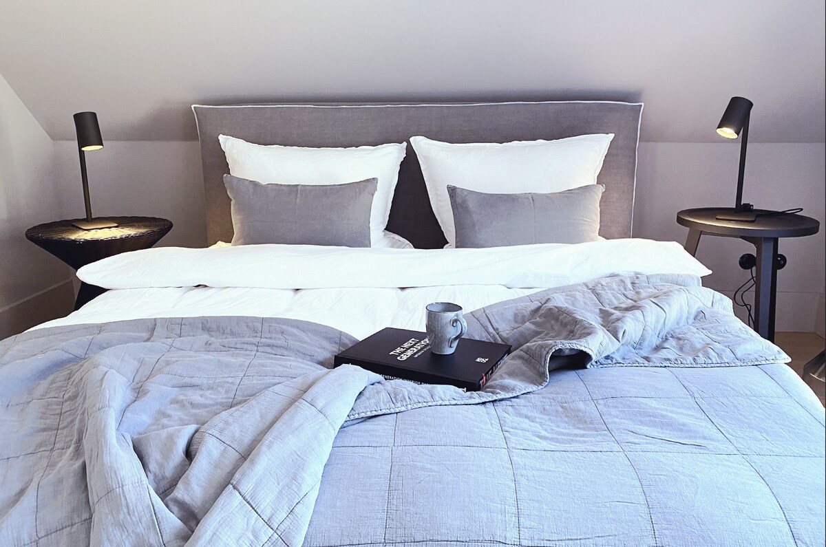 Kvalitné materiály a mäkké farby vás pozývajú na oddych