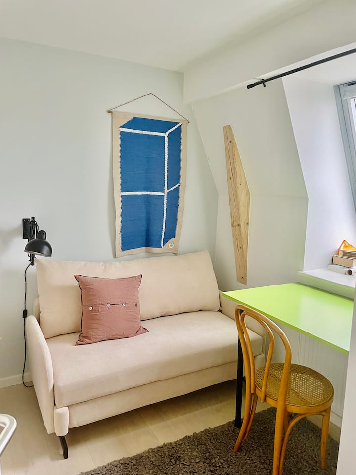 غرفة/مكتب ضيوف في الطابق السفلي جميل مع أريكة سحب 140 سم ، تتسع لنوم شخصين بسهولة. 
عند الطلب ، سيتم ترتيب السرير بمرتبة علوية مريحة للغاية قبل الوصول.  