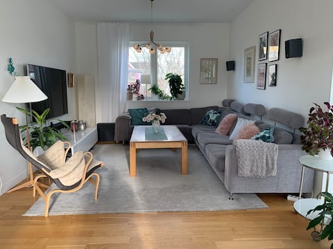 Popular Airbnb listing: Modern big family house, pool area, 20min to City in Järva