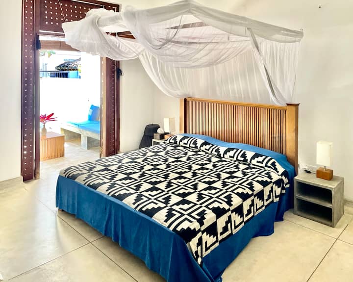 Chumba cha 3 kitanda cha ukubwa wa kifalme na vyandarua vya mbu