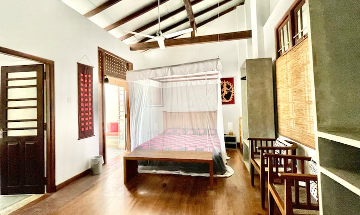 Hinode (Chumba cha 1) kitanda cha ukubwa wa kifalme na vyandarua vya mbu