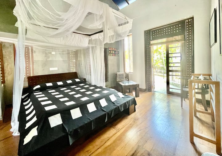 Chumba cha 5 kitanda cha ukubwa wa kifalme na vyandarua vya mbu