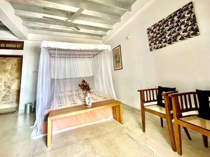 Chumba cha 4 kitanda cha ukubwa wa kifalme na vyandarua vya mbu