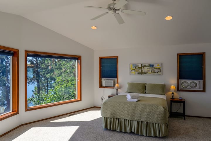 Dormitorio principal con hermosas vistas al aire acondicionado de la ventana del lago
