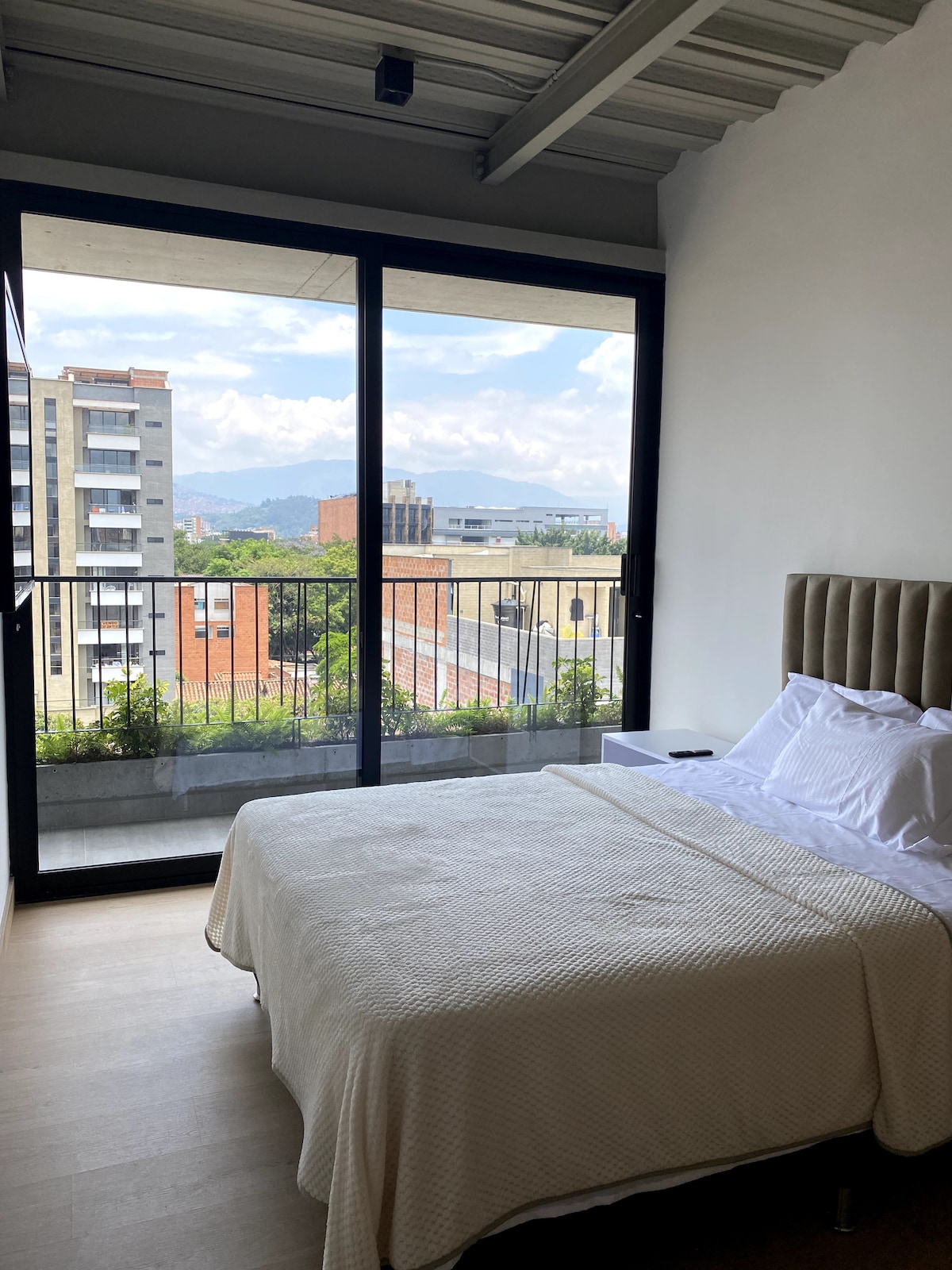 Chambre confortable avec vue imprenable et ventilation