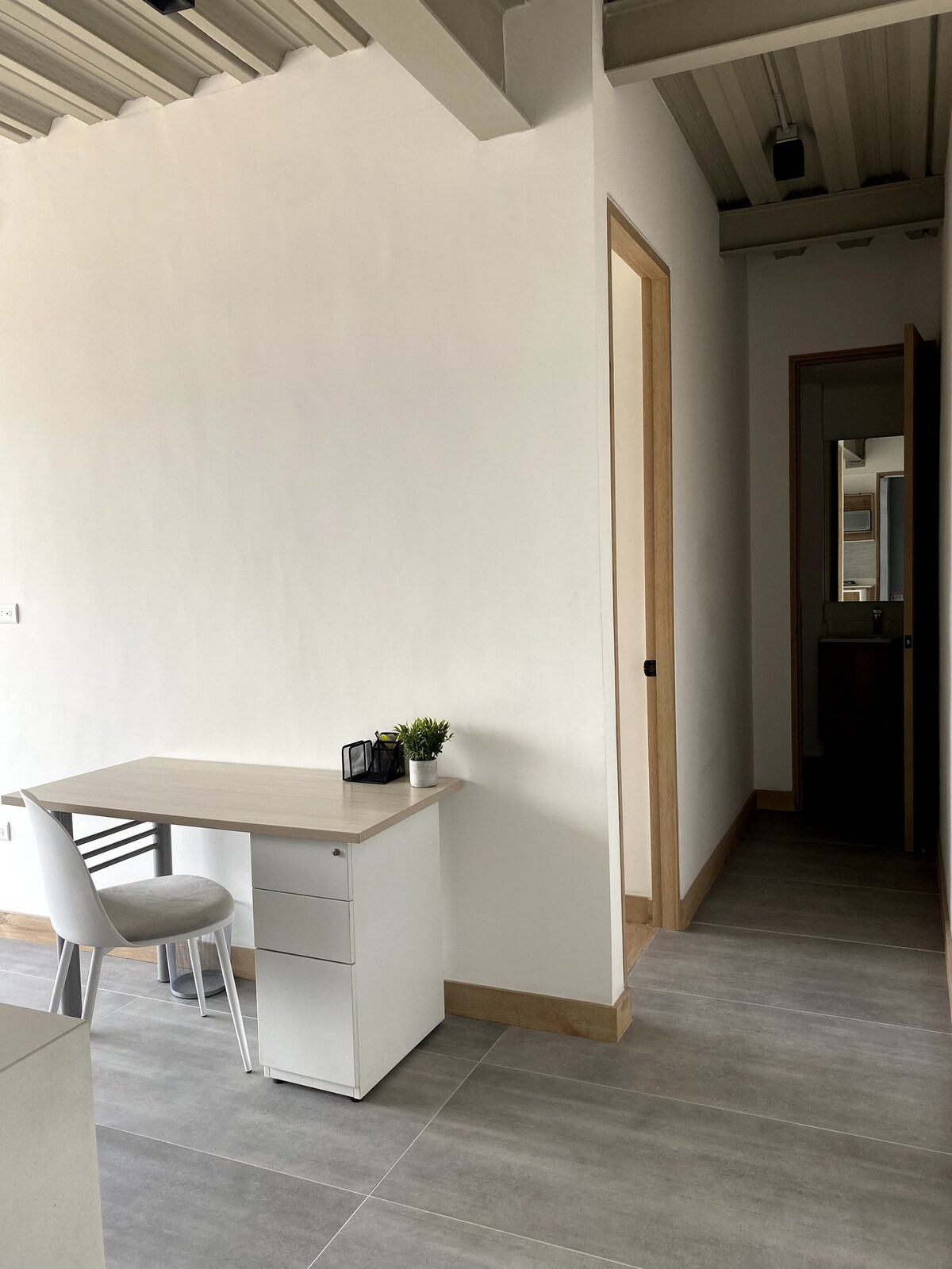 Espace de travail confortable et salle de bain sociale 