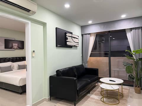Bridge 1BR w City Skyline View & High Floor