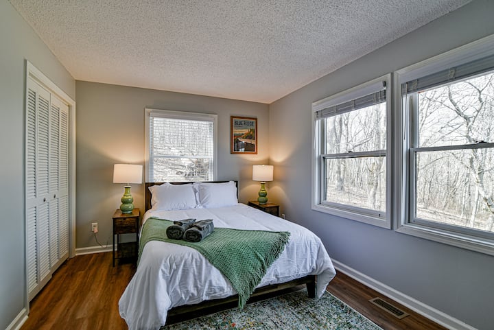 BDRM 2... Nouveau lit queen size avec mousse à mémoire de forme et oreillers moelleux. (Deuxième étage)