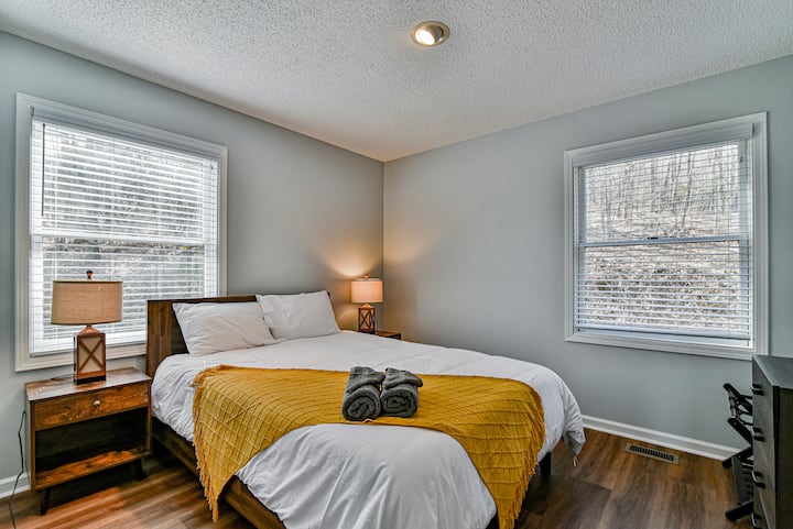 BDRM 3...Nouveau lit queen size avec mousse à mémoire de forme et oreillers moelleux. (Rez-de-chaussée)