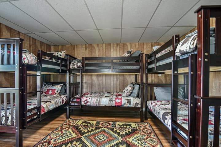  BDRM 4...3 lits jumeaux superposés avec nouvelle mousse à mémoire de forme. (Sous-sol)