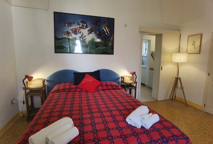 bračni krevet, pristup kuhinji