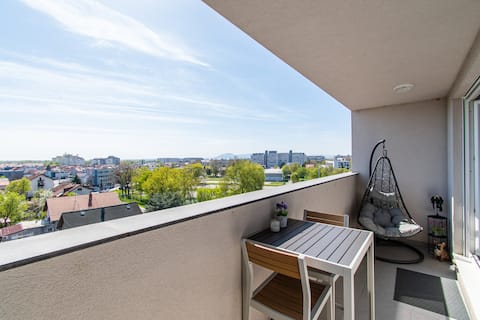 Successful Airbnb property: Flex SelfCheckIns 32 / EV charge Garage / Loggia in Trešnjevka Jug