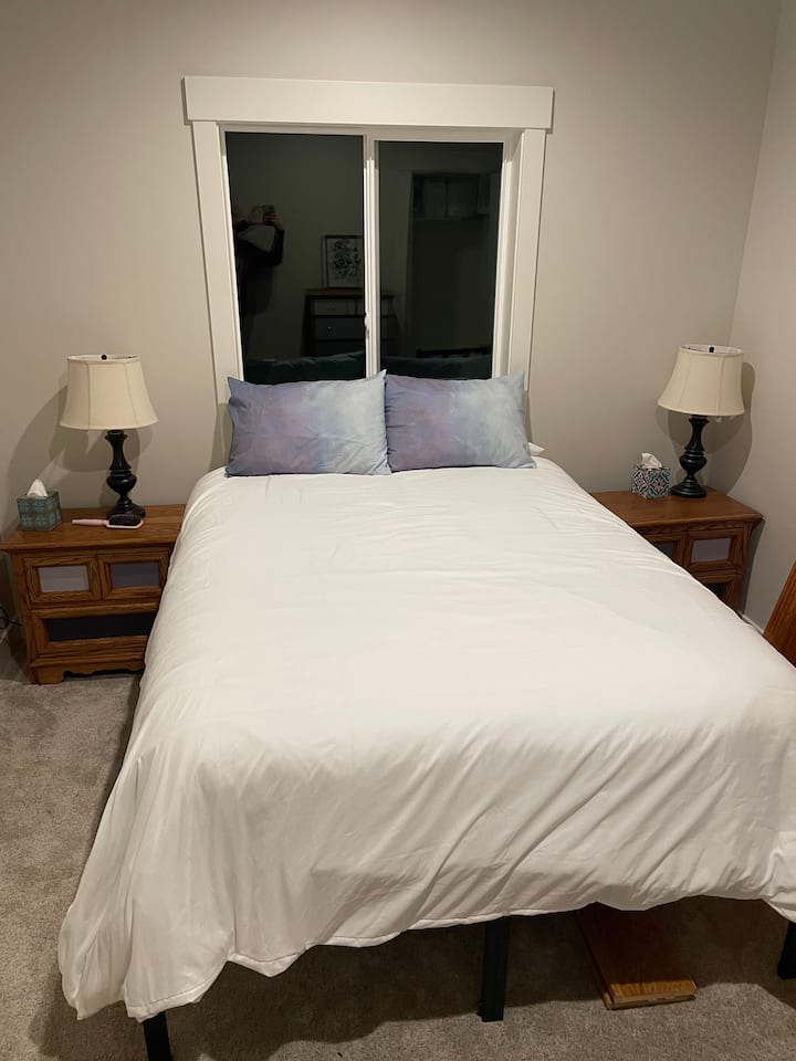 2. spavaća soba na glavnom katu s bračnim krevetom. 