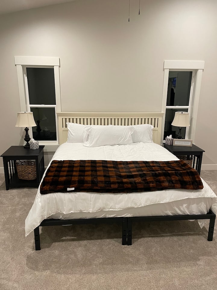 Primarna spavaća soba s bračnim krevetom.