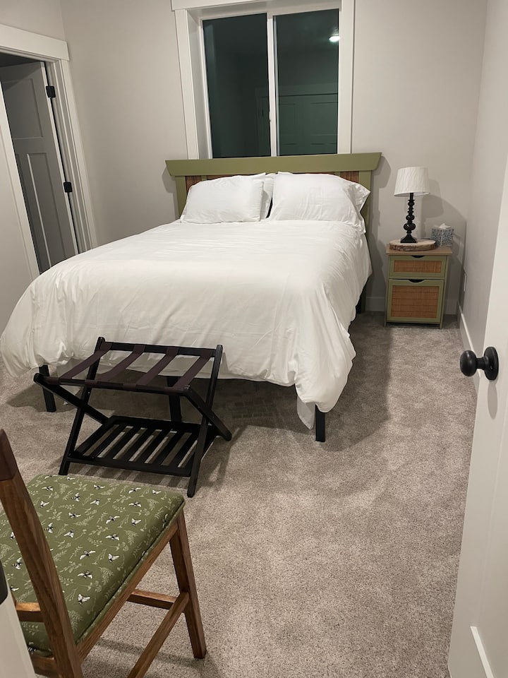 Spavaća soba br. 3 u podrumu s bračnim krevetom i privatnom kupaonicom.