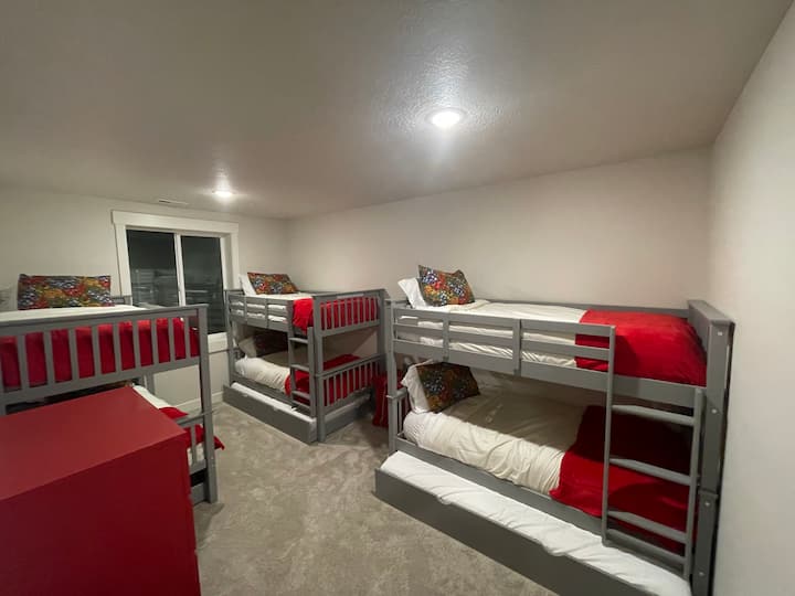 Spavaća soba br. 5 sa 6 odvojenih kreveta i 2 pomoćna kreveta te dovoljno prostora za odlaganje. 