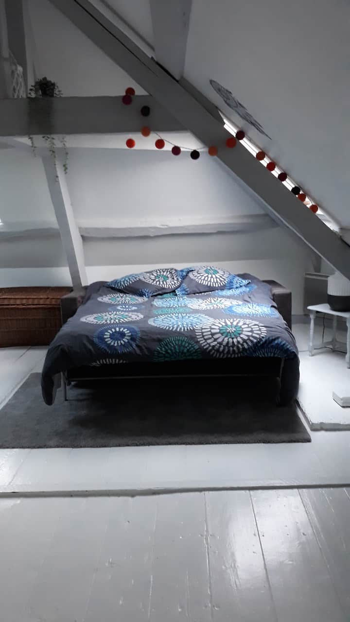 เตียงโซฟาที่สะดวกสบายและใช้งานได้จริง ผ้านวมและหมอนเก็บไว้ในท้ายรถ 