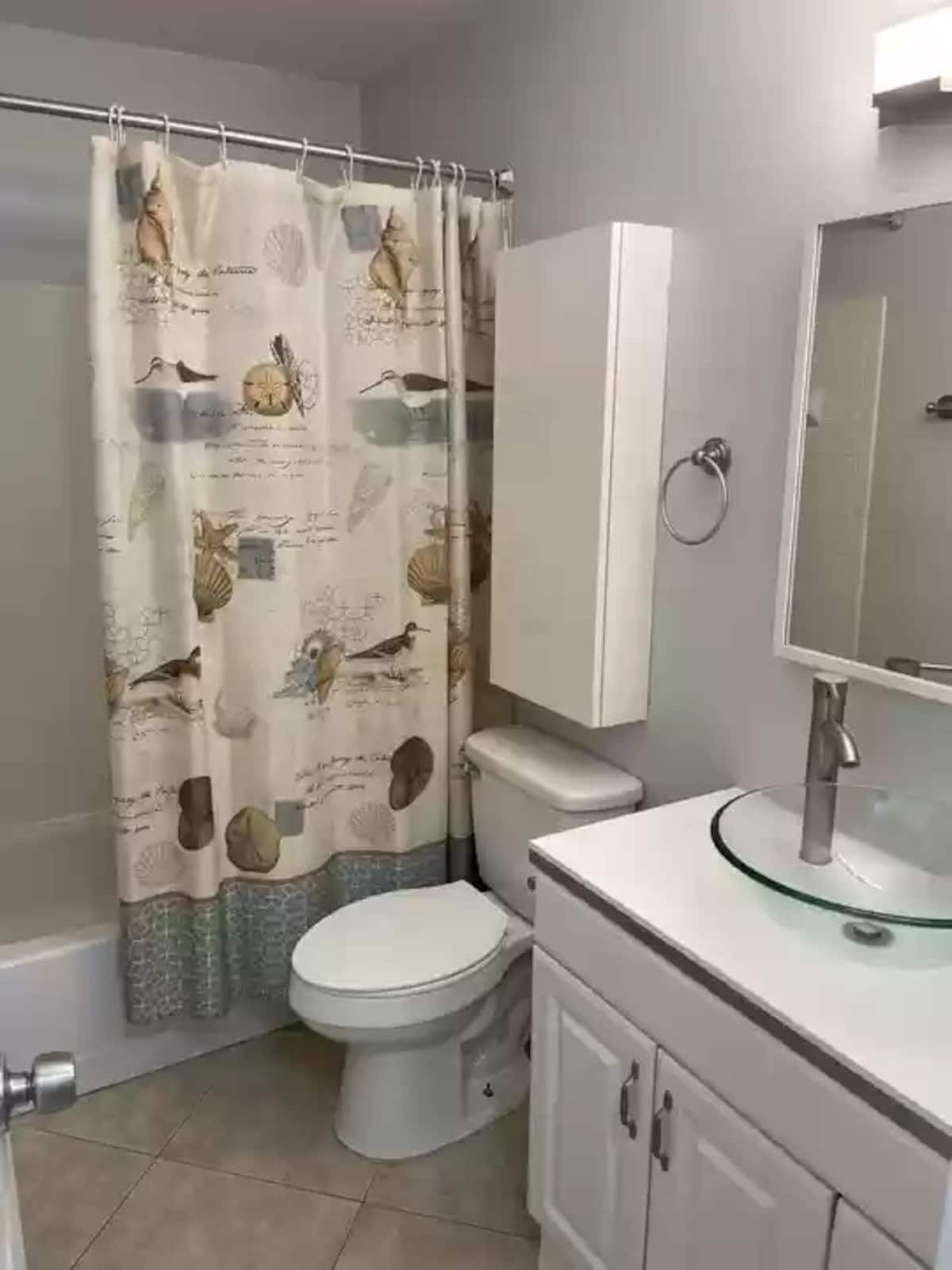 The private bathroom at the Palm Suite