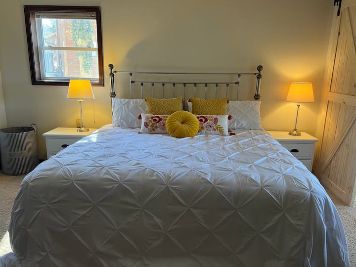 Cama tamaño king en el dormitorio principal