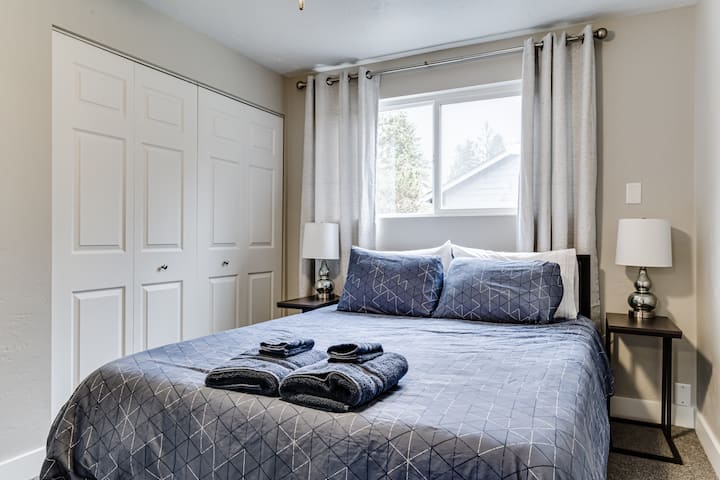 Povu la kumbukumbu ya Malkia katika Chumba cha kulala 2 na feni ya dari