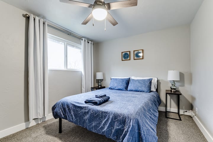 Godoro la sponji lenye sponji kwenye chumba cha kulala 3 lenye feni ya dari