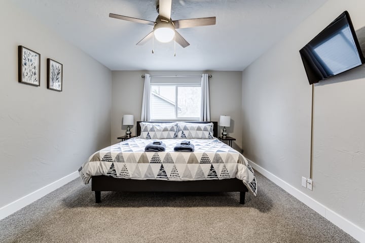 Kitanda cha ukubwa wa King katika Chumba cha kulala cha Master na TV ya Smart, feni ya dari na dawati