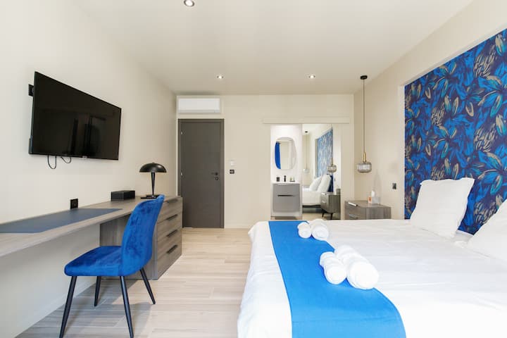 Спалня 1 екстра голямо двойно легло (отделно )със самостоятелна баня 