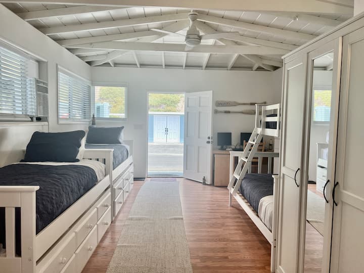 Dhomë marinari me 3 krevate dopio dhe një krevat të plotë