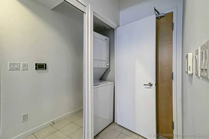 Stunning 2Bdrm-Scotiabank Arena gallery image 5