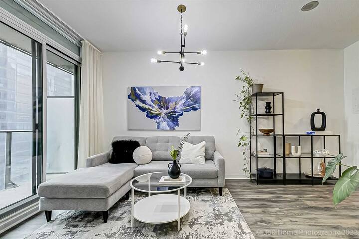 Stunning 2Bdrm-Scotiabank Arena gallery image 2