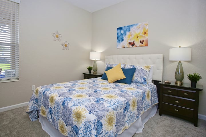 Furahia faragha yako katika chumba cha kulala cha ghorofani tu kilicho na kitanda cha malkia na Runinga MPYA ya Roku!