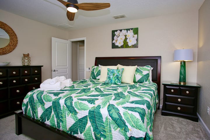 Mazulia mapya katika nyumba nzima, ikiwa ni pamoja na chumba hiki cha kulala cha sita, kilicho juu. 