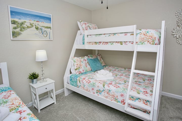 Chumba cha pili kati ya watoto wawili kimekamilika kikiwa na mapacha wawili na kitanda kimoja cha ukubwa kamili.