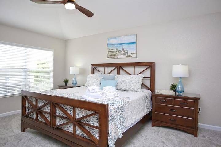 Chumba cha kulala kilichobadilishwa kabisa na kitanda cha mfalme kinachoangalia sitaha ya bwawa!