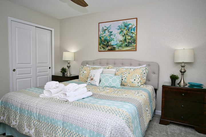 Chumba cha pili cha kulala kilicho na kitanda aina ya king na bafu la chumbani kwa wale wanaosafiri na zaidi ya familia moja tu!