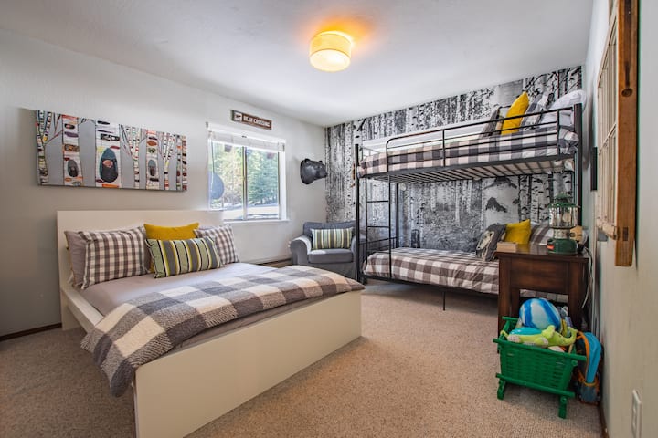 Спалня за гости 2 (пълни + двуетажни легла с 2 единични легла) - чудесна стая за деца!
