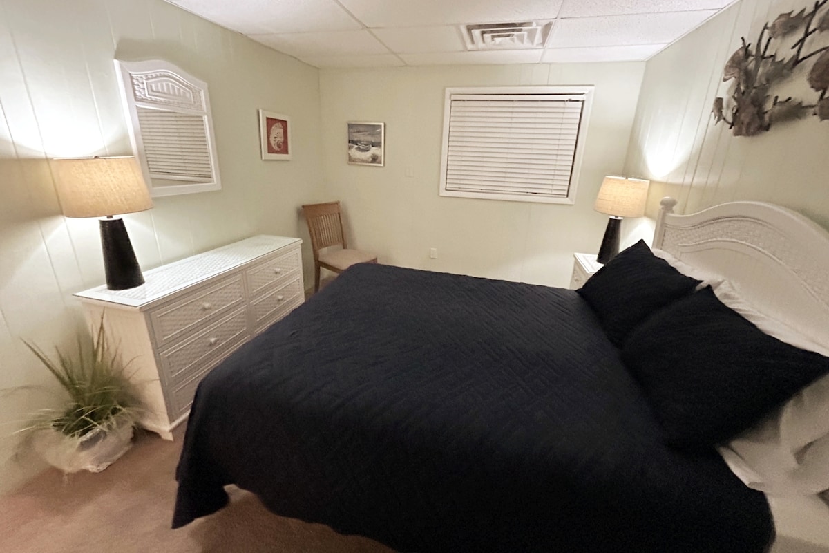 Საძინებელი №1; აქვს 1 ორადგილიანი საწოლი. 