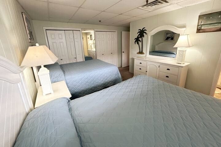 Საძინებელი №2; აქვს 2 ორადგილიანი საწოლი. 