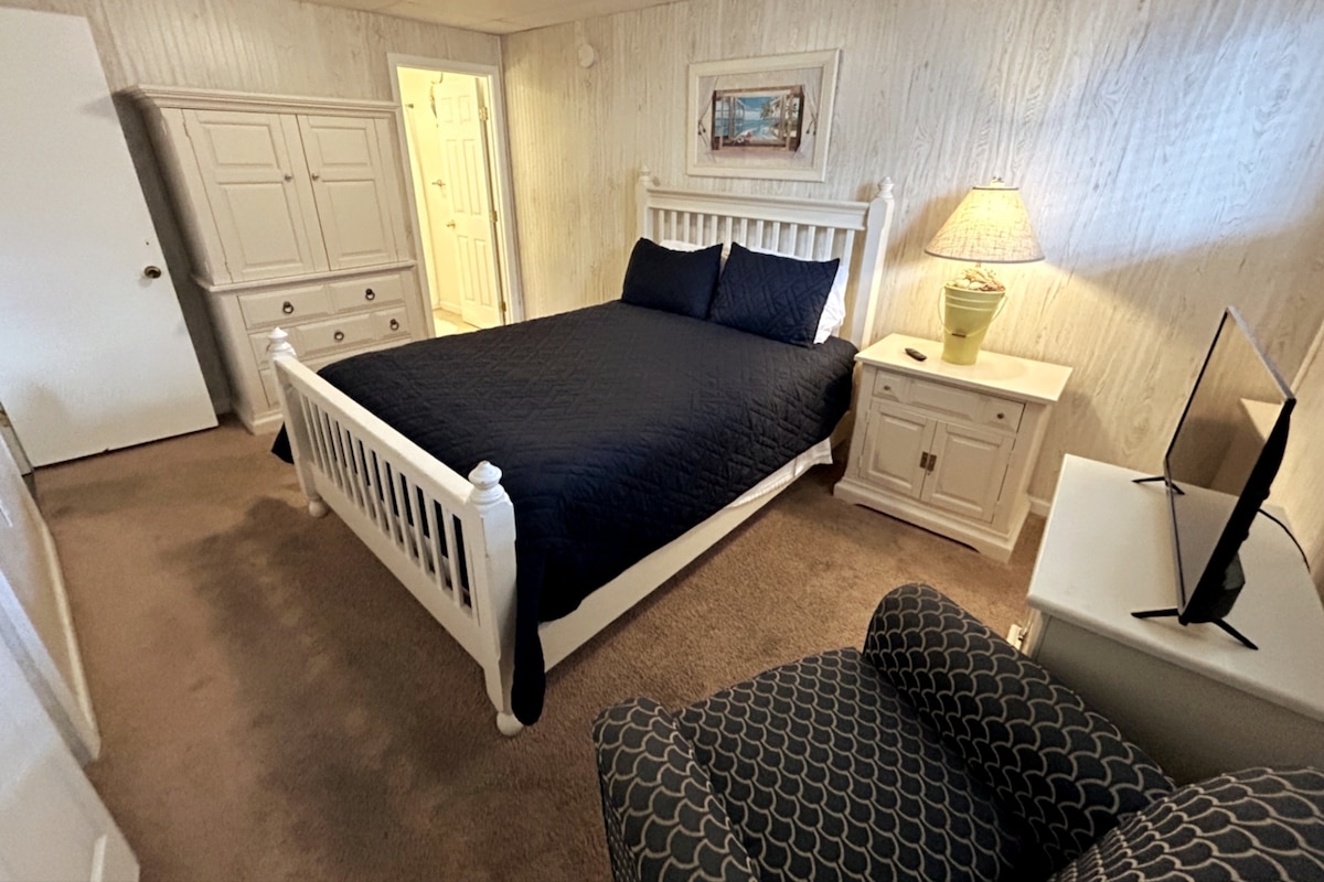 Საძინებელი №3; აქვს 1 ორადგილიანი საწოლი.