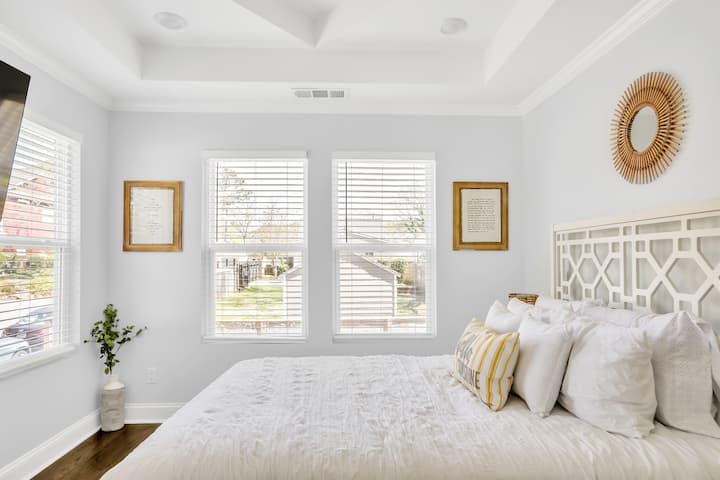 Uno de los tres dormitorios de la casa con su propio baño completo y TV de pantalla plana. Decorado con un ambiente bohemio y citas poderosas para mejorar tu energía.