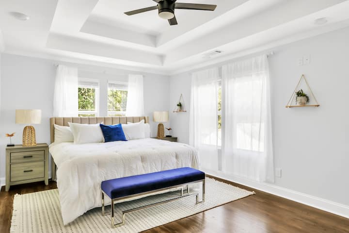 ¡El luminoso dormitorio principal cuenta con una cama tamaño king con un nuevo colchón Casper! Duerme como la realeza, te lo mereces.