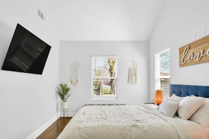 Uno de los tres dormitorios ubicados en la casa con su propio baño completo y TV de pantalla plana.