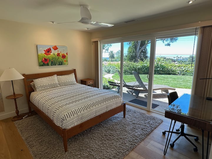 تفتح غرفة النوم الثالثة بسرير كوين على فناء خاص مع كراسي استرخاء.